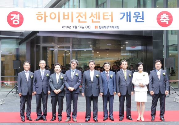 (왼쪽부터) 개인보험부문장 권병태 상무, 박찬종 대표이사(부사장), 강순모 하이플래너(설계사), 정림건축 임진우 대표이사(사장), 정몽윤 회장, 현대건설 정수현 대표이사(사장), 이철영 대표이사(사장), 이경희 하이플래너(현대우경 대리점 사장), 안정용 노조위원장 <사진=현대해상 제공>