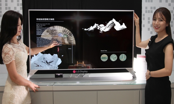 'CES 2017'서 선보인 LG디스플레이 투명 OLED. LG디스플레이 제공.