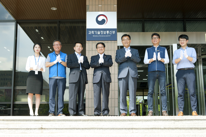 유영민 장관, 이진규 1차관, 김용수 2차관이 26일 오후 경기도 과천시 관문로 정부과천청사 5동 현관에서 과학기술정보통신부 현판제막식을 마치고 기념촬영을 하는 모습. 과학기술정보통신부 제공.