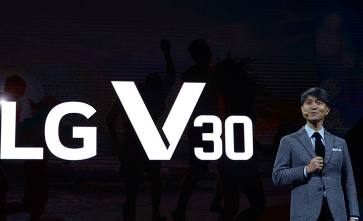조준호 LG전자 MC사업본부장이 31일 독일 베를린 마리팀 호텔에서 'V30'을 소개하는 모습. LG전자 제공.