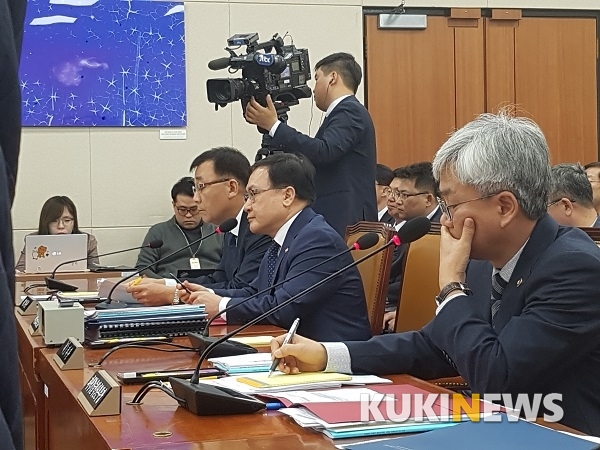 질의에 임하는 유영민 과학기술정보통신부 장관.