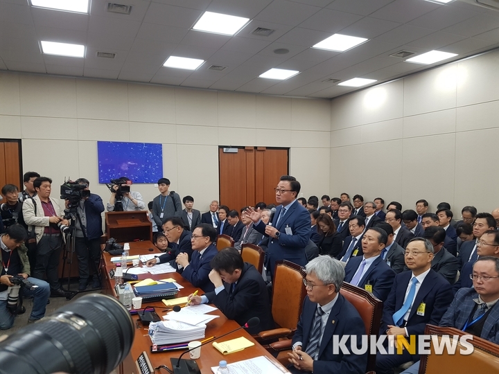 고동진 삼성전자 사장이 국정감사에서 의원 질의에 답하고 있다.