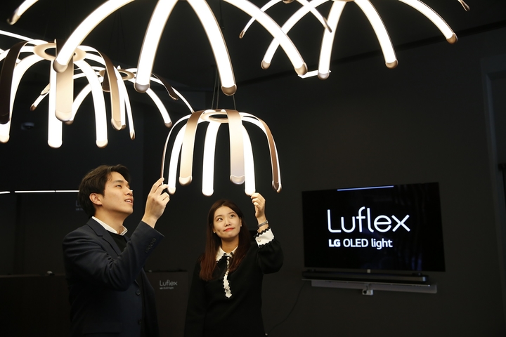 '루플렉스' OLED 조명 제품. LG디스플레이 제공