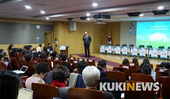 <차흥봉 전 보건복지부장관이 초고령화 시대의 노인보건의료정책에서 약사의 역할을 강조하고 있다>