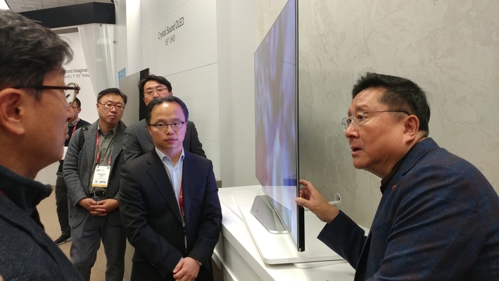 국제 가전 전시회 'CES 2018' 부스를 점검하는 한상범 LG디스플레이 부회장. LG디스플레이 제공