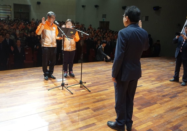 양평군이 개최한 경기도체육대회 자원봉사자 발대식에서 자원봉사자 대표가 선서를 하고 있다.