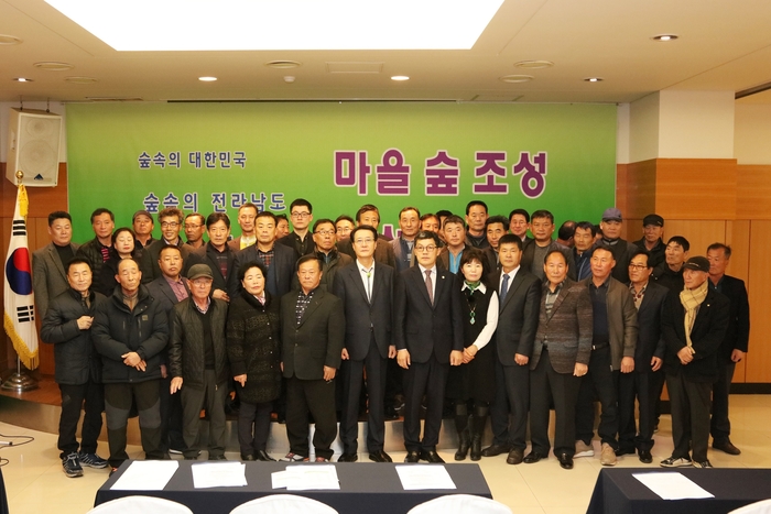 신안군은 26일 신안비치호텔에서 1004섬 공원화를 위한 마을 숲 만들기 선포식을 개최했다.