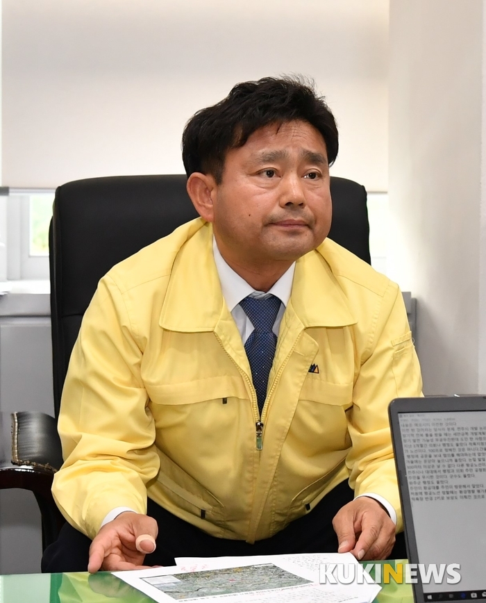 완주군 헬기노선 반대대책위원회 공동위원장을 맡고 있는 윤수봉 완주군의회 부의장이 침통한 얼굴을 하고 있다.