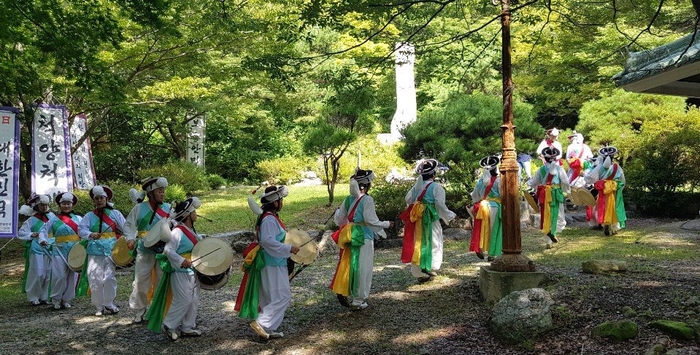 대둔산 전적비 주변을 돌며 진혼하고 있다.