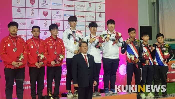 1위 시상대 가운데가 성윤호.