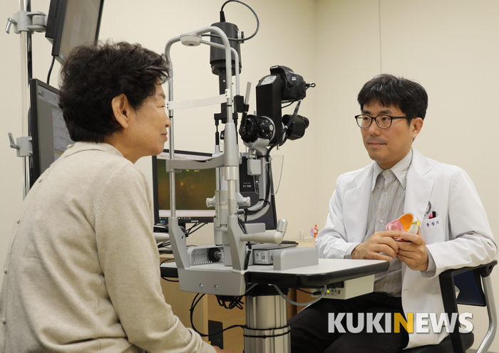 한림대강남성심병원 안과 윤창기 교수가 최근 들어 사물의 중심부가 검게 뭉개지거나 일그러져 보인다고 호소하는 한 중년 여성과 상담하고 있다. 한림대의료원 제공
