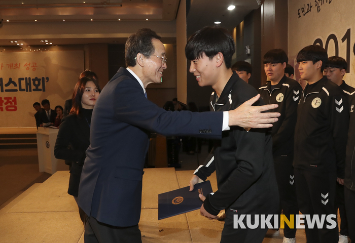 송하진 지사가 수상자를 격려하고 있다.