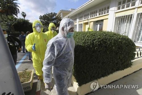 지난 2월 26일(현지시간) 북아프리카 알제리의 의료요원들이 신종 코로나바이러스 감염증(코로나19) 예방 활동을 하고 있다, 사진=AP/연합뉴스