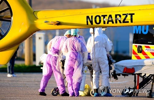 헬기를 통해 프랑스에서 독일로 코로나19 중환자를 옮기는 의료진, 사진=AFP/연합뉴스
