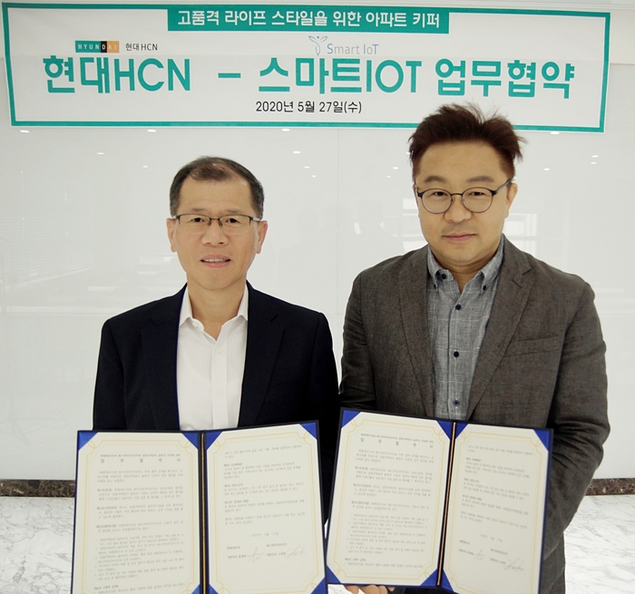현대HCN 영업총괄실장 조석봉 상무(왼쪽)와 스마트IOT 노학연 대표가 업무협약 체결 후 기념촬영을 하고 있다./제공=HCN