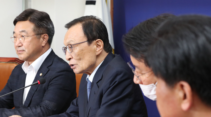 질문에 답하는 이해찬 대표, 사진=연합뉴스
