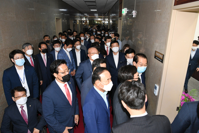 상임위 강제배정에 반발해 국회의장실 찾은 통합당 의원들, 사진=연합뉴스