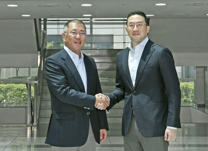 현대차그룹 경영진이 22일 LG화학 오창공장을 방문, LG그룹 경영진들과 미래 전기차용 배터리 부문 협력 방안을 논의했다. 현대차그룹 정의선 수석부회장(사진 좌측)과 LG그룹 구광모 대표가 오창공장 본관에서 악수를 나누고 있다.